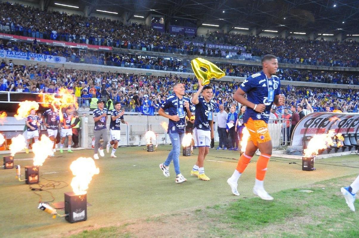 Cruzeiro levanta a taa da Srie B e faz festa no Mineiro
