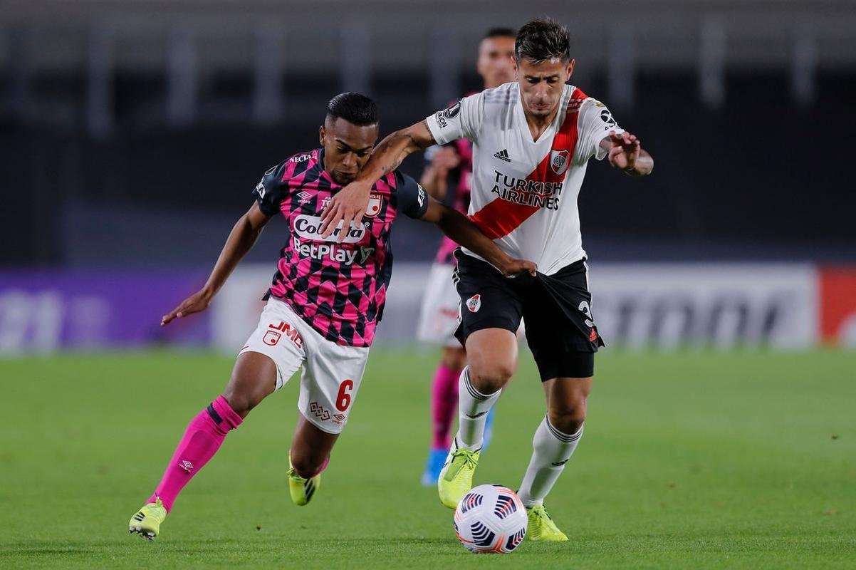 Com 25 casos simultneos de COVID-19, River Plate enfrentou Independiente Santa Fe-COL com apenas 11 jogadores disponveis e com o volante Enzo Prez improvisado como goleiro.