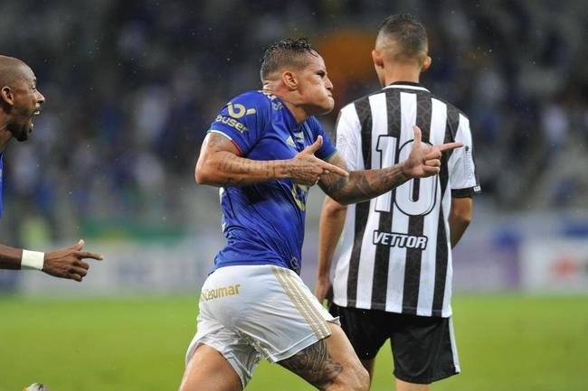 Atacante Edu, do Cruzeiro, vai  loucura ao marcar o gol da vitria sobre o Democrata-GV, no Mineiro, no ltimo minuto da partida pela quinta rodada do Mineiro