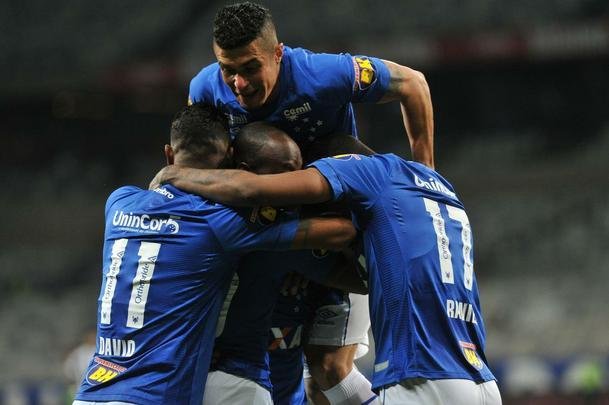 Em jogo com grande atuao do goleiro Fbio, Cruzeiro derrotou Santos de virada, por 2 a 1, com gols de Sass e Raniel; Gabriel Barbosa marcou para o Peixe, no Mineiro, pela 26 rodada do Brasileiro