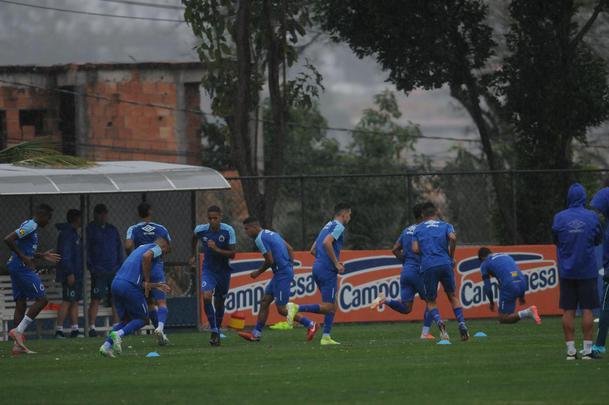 Sob forte chuva, Cruzeiro iniciou preparao para duelo com o Botafogo, marcado para as 21h30 desta quinta-feira