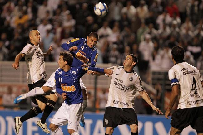 Corinthians x Cruzeiro: fotos do jogo no Pacaembu, em So Paulo, pela 35 rodada do Campeonato Brasileiro de 2010
