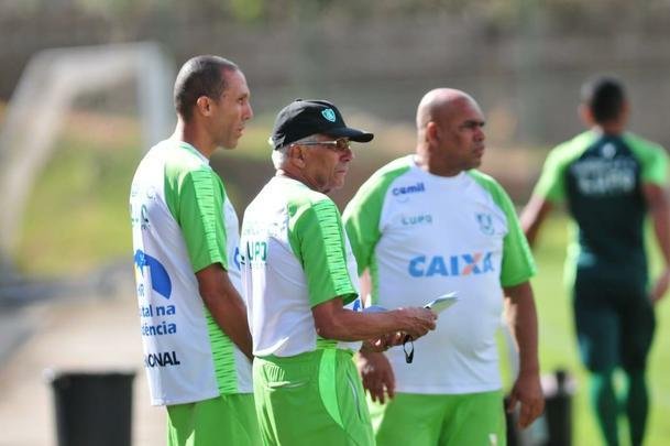 Técnico acompanhou treinamento regenerativo do elenco nesta segunda-feira