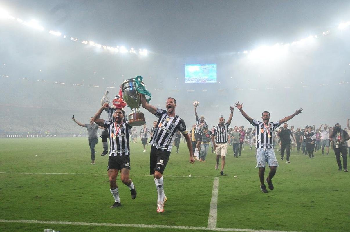 Festa do Atltico no Mineiro pela conquista do tricampeonato mineiro. Galo derrotou o Cruzeiro por 3 a 1 na final nica do estadual. Gols foram de Hulk (2) e Nacho