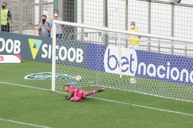 Cruzeiro goleou URT por 3 a 0 no Independncia com gols de Thiago, Machado e Edu em sua estreia no Mineiro. Ronaldo, dono da SAF, assistiu  partida no Horto. Duelo marcou estreia do tcnico uruguaio Paulo Pezzolano