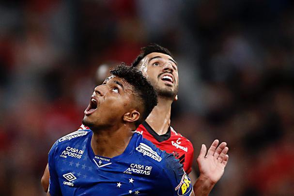 Fotos do empate por 0 a 0 entre Athletico-PR e Cruzeiro na Arena da Baixada, em Curitiba, pela 31ª rodada do Campeonato Brasileiro; cruzeirense Sassá foi expulso na etapa final