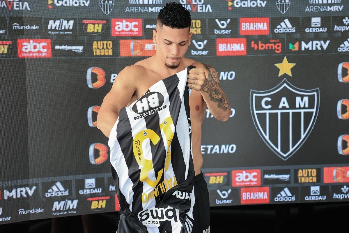 Paulinho foi oficialmente apresentado na Cidade do Galo nesta sexta-feira (16/12).
