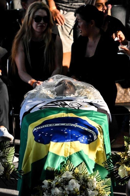 Os ltimos momentos do velrio de Pel, na Vila Belmiro, estdio do Santos. 