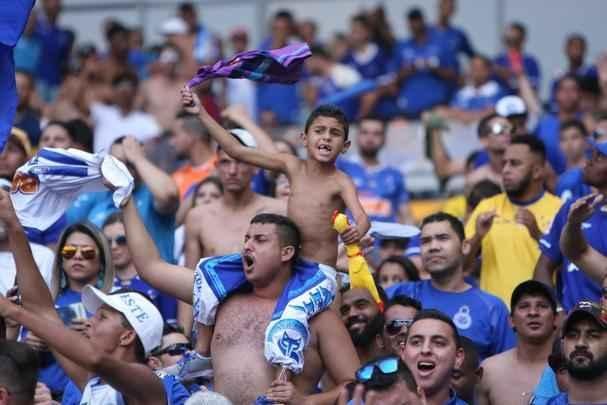 Imagens da torcida do Cruzeiro no clssico contra o Atltico, no Mineiro