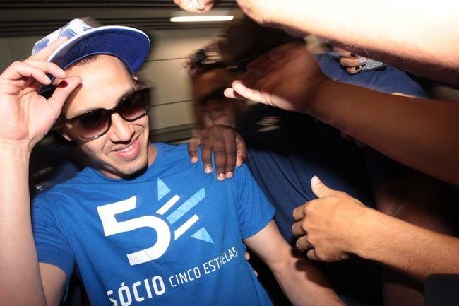Rodriguinho foi muito festejado pela torcida do Cruzeiro na chegada a Belo Horizonte