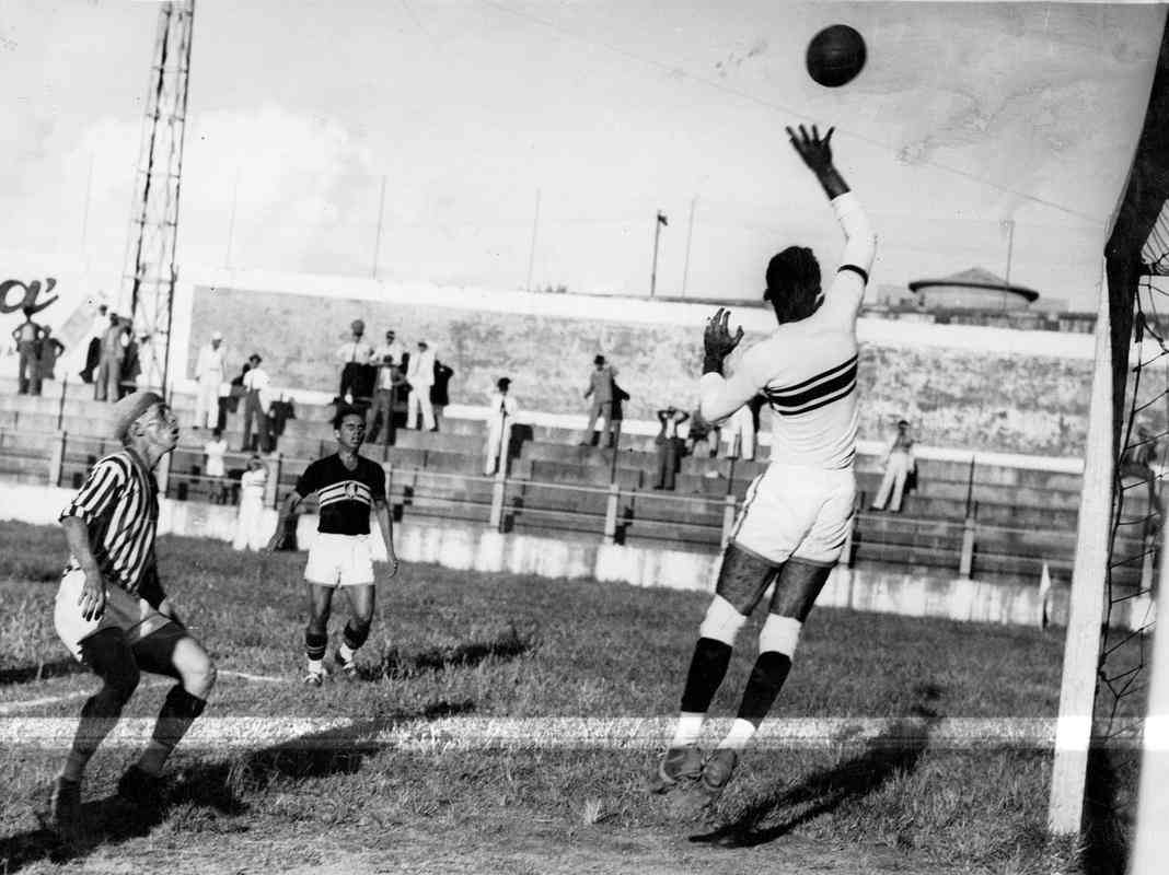 21/06/1936 - Atltico 6 x 1 Palestra Itlia - Barro Preto (Belo Horizonte) - Amistoso. Na foto, Guar, que marcou trs vezes, em jogo entre Atltico e Amrica. 