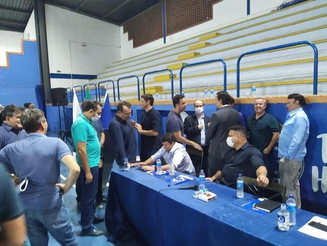 Ronaldo compareceu  votao da venda da SAF do Cruzeiro no Barro Preto e foi muito assediado por conselheiros do clube