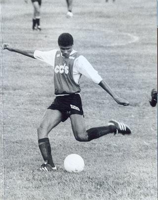 Em 1991, o Santa Cruz iniciou uma parceria com a CCS. Na foto, Rivaldo em ação no treino coral