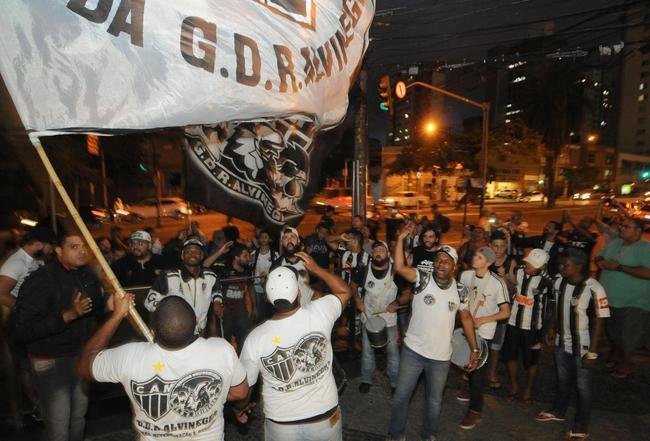 Alvos principais do protesto foram presidente S�rgio Sette C�mara, diretor de futebol Alexandre Gallo e jogadores, especialmente Elias, Luan e Cazares