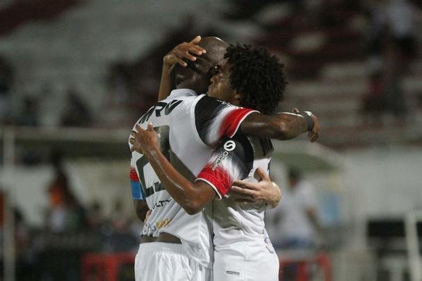 Imagens do jogo entre Santa Cruz e Atltico pelo Brasileiro