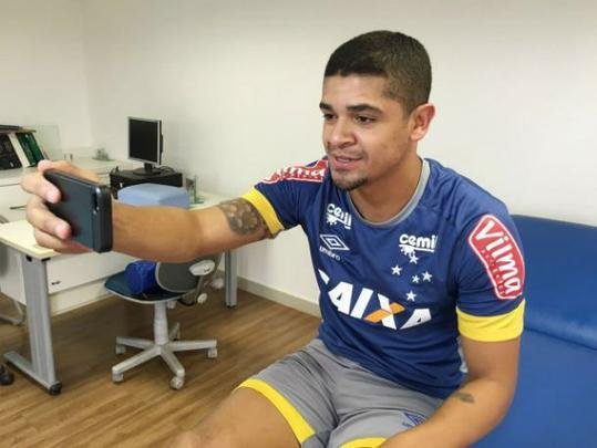 Denílson passou por exames na Toca da Raposa II e posou com a camisa 88 do Cruzeiro
