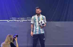 Com presena de Messi, Adidas e Fifa lanaram a bola oficial da Copa da Rssia: a Telstar