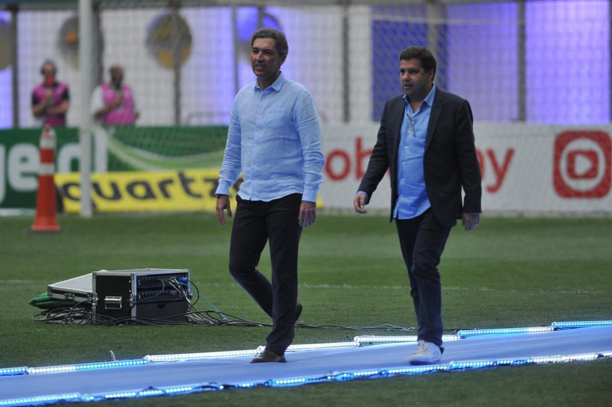 Jogadores, integrantes da comisso tcnica e dirigentes do Cruzeiro recebem faixas alusivas ao ttulo da Copa do Brasil