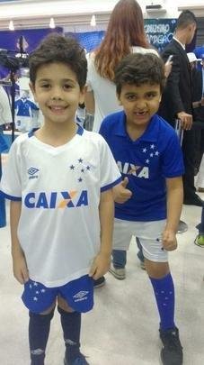 Torcedores do Cruzeiro ganharam autgrafos do volante Hudson e dos meias Thiago Neves e Robinho