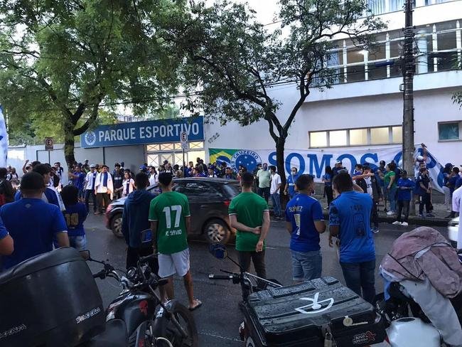 Torcida do Cruzeiro durante votao de mudana do Estatuto do clube. Assembleia geral autorizou venda de at 90% das aes da SAF para investidores. Houve festa dos cruzeirenses no Parque Esportivo do Barro Preto, em BH, devido  possibilidade de chegada de recursos para tornar futebol mais competitivo a partir de 2022.