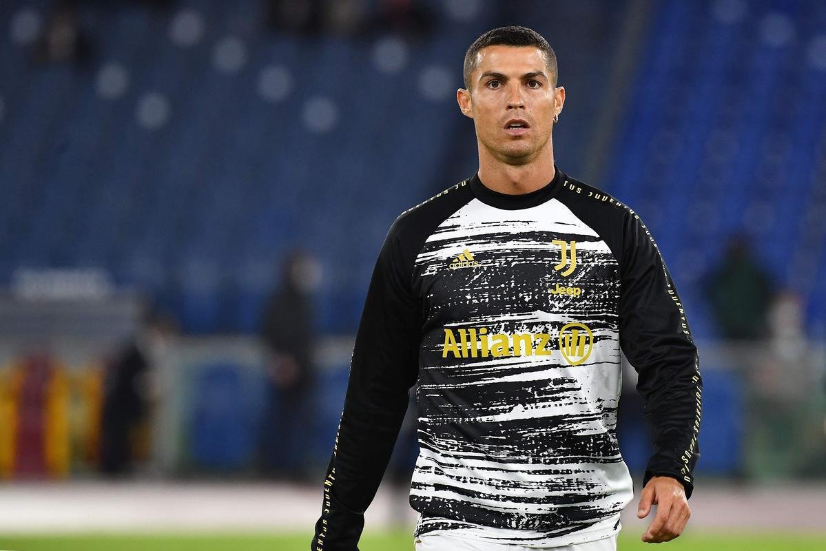 Astro portugus Cristiano Ronaldo, da Juventus, eleito cinco vezes o melhor jogador do mundo, agitou o planeta ao revelar que teve a COVID=19