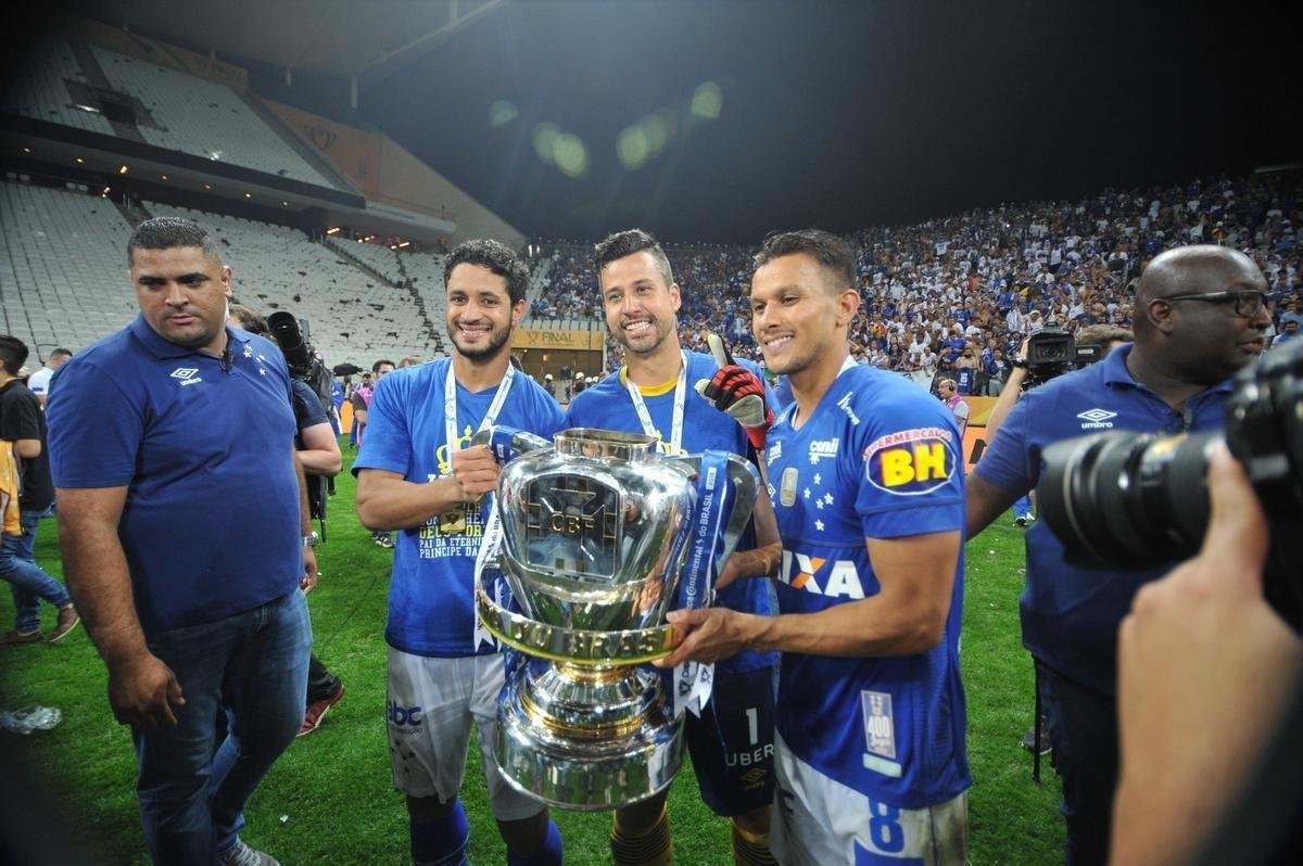 6) Presso pelo bom momento do rival: Querendo ou no, o bom momento do Cruzeiro aumenta a presso sobre o Atltico. Em 2018, o time celeste conquistou Campeonato Mineiro e a Copa do Brasil, enquanto o Galo saiu precocemente da Copa do Brasil e da Copa Sul-Americana. E o ttulo do Brasileiro, nica competio que restou na temporada, ficou muito distante com os ltimos resultados.