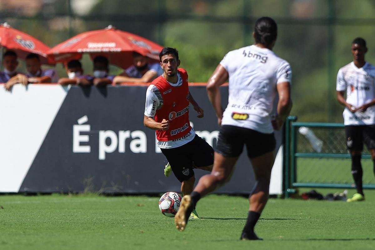 Fotos do coletivo entre profissionais e sub-20 do Atltico