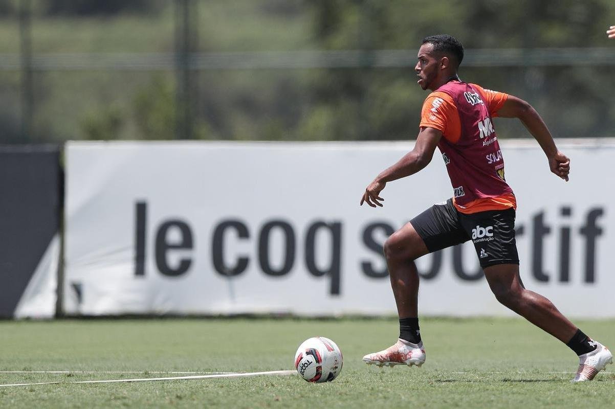 Com seriedade, mas tambm descontrao, o Atltico treinou sob sol forte na manh desta sexta-feira (21), na Cidade do Galo, em Vespasiano. Este foi o quinto dia de pr-temporada para o clube mineiro em 2022, sob o comando do tcnico argentino Antonio 'El Turco' Mohamed. Novas baixas, o volante Allan e o atacante Keno testaram positivo para COVID-19 e no participaram das atividades (ambos cumprem perodo de sete dias de isolamento social).