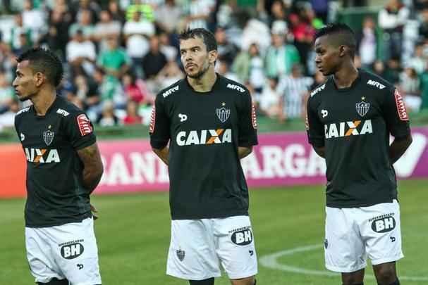 Com atuao ruim, Atltico  derrotado pelo Coritiba, por 2 a 0, no Couto Pereira, e fica mais distante do ttulo do Campeonato Brasileiro
