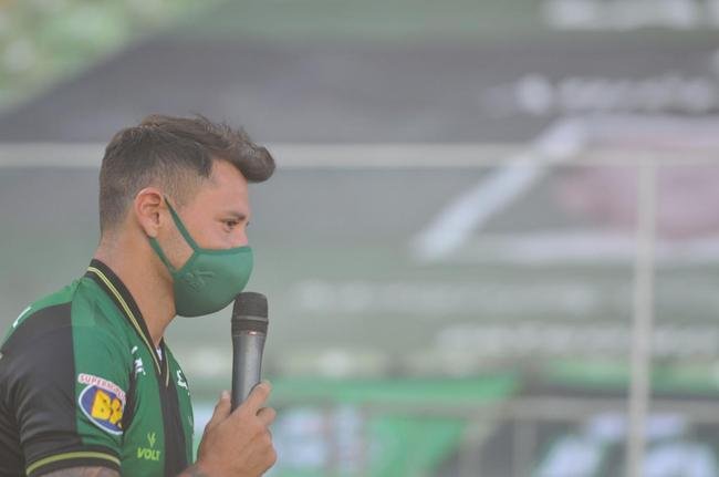 Mauro Zrate, atacante argentino de 34 anos, foi apresentado oficialmente pelo Amrica na tarde desta sexta-feira (3), no Estdio Independncia, em Belo Horizonte. Experiente, o atleta tem passagens por clubes como Fiorentina, Lazio e Inter de Milo, da Itlia, e tambm por Vlez Sarsfield e Boca Juniors, da Argentina.