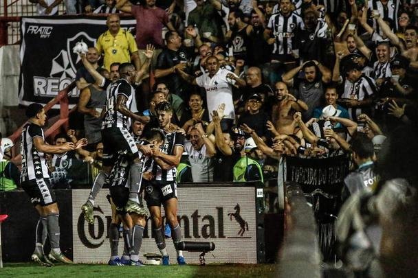 Já no segundo tempo, o jogo foi mais equilibrado. Com as mudanças feitas pelo técnico Paulo Autuori, o Botafogo empatou com gol de Bruno Nazário. Náutico teve chances de marcar o segundo gol com Jorge Henrique e Erick em chances claras, mas ambos perderam os lances.