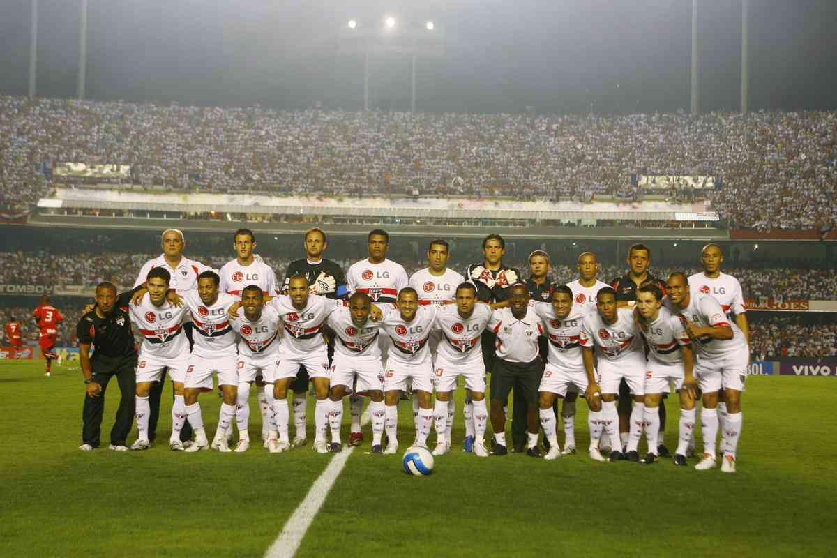 2007 - São Paulo era o líder, com 50 pontos, oito a mais que o Cruzeiro. Time paulista foi campeão, com 77 pontos. 