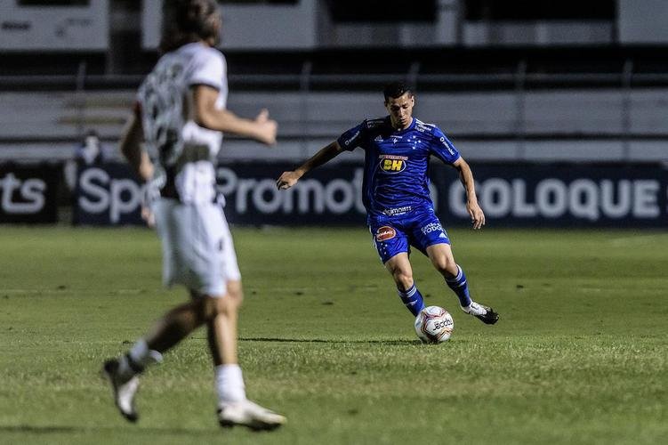 Revelado na base do Cruzeiro, Matheus Pereira  o lateral-esquerdo do time no ano do centenrio. Jogador ttico e com tcnica apurada,  apontado como atleta de futuro.