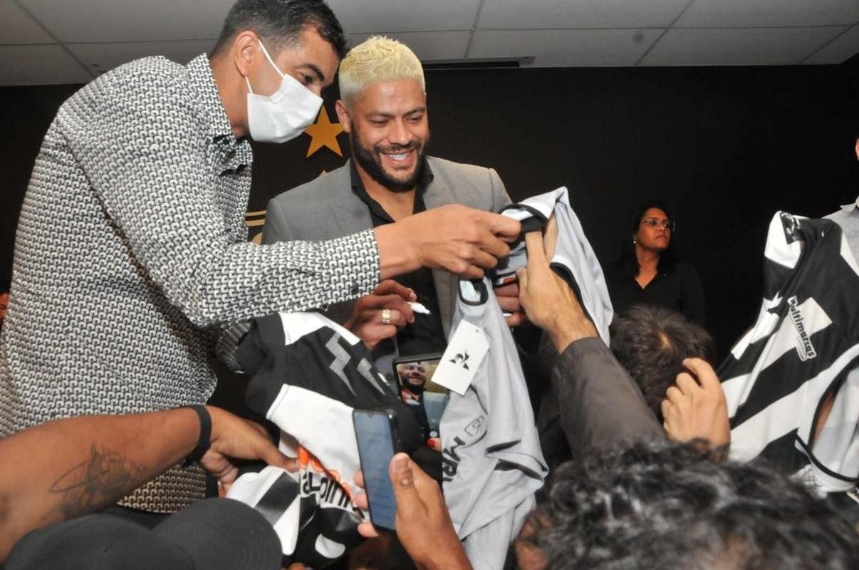 Nesta segunda-feira (6), o diretor de futebol Rodrigo Caetano, o tcnico Cuca e o atacante Hulk, do Atltico, receberam ttulos de cidados honorrios de Belo Horizonte. A iniciativa congratula os alvinegros pelo desempenho esportivo em 2021, com o ttulo do Campeonato Brasileiro.