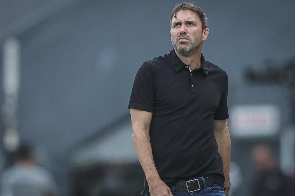 Santos e Atltico se enfrentaram na tarde deste domingo (23/4), na Vila Belmiro, pela segunda rodada da Srie A do Campeonato Brasileiro.