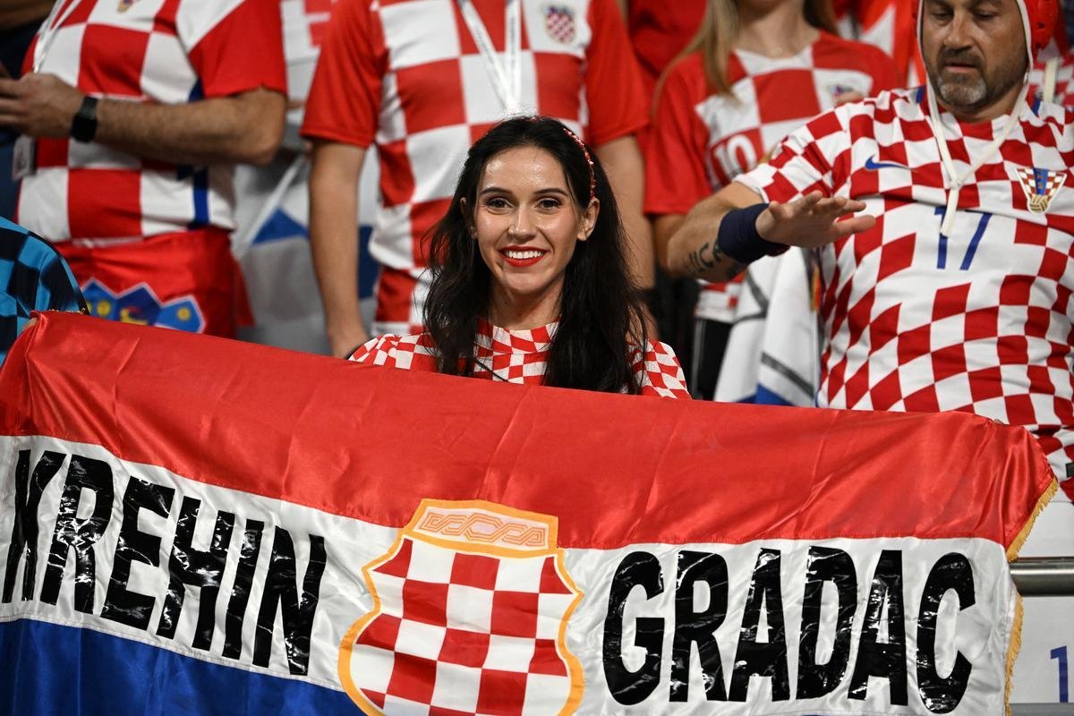 Fotos das torcidas de Crocia e Canad, no jogo deste domingo, no Estdio Khalifa International Stadium, em Doha, pelo Grupo F da Copa do Mundo