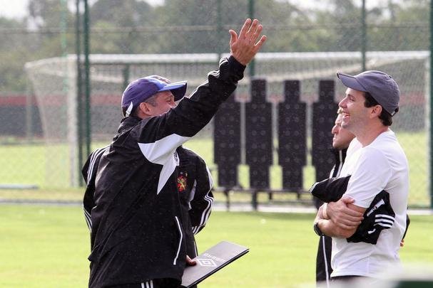 Quando assumiu o Leão em fevereiro de 2015, o técnico Eduardo Baptista, que já conhecia o Daniel Paulista desde a época do título da Copa do Brasil (2008), recebeu uma ligação. Era o volante, recém-saído do ABC. 'Ele ligou dizendo: 'acho que ainda dá para eu jogar aí. Eu preciso somente de uma oportunidade'. Eu disse a ele o seguinte: para de jogar e vem aqui comigo. Ele veio', contou Eduardo. Daniel era, então, a partir dali, o novo auxiliar-técnico rubro-negro