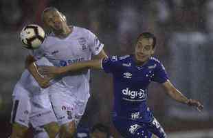 Lance do duelo entre Huracn e Cruzeiro, em Buenos Aires, pelo Grupo B da Copa Libertadores