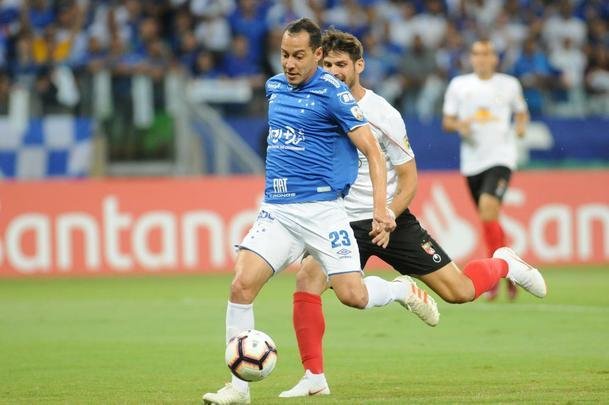 Fotos do jogos entre Cruzeiro e Deportivo Lara no Mineiro