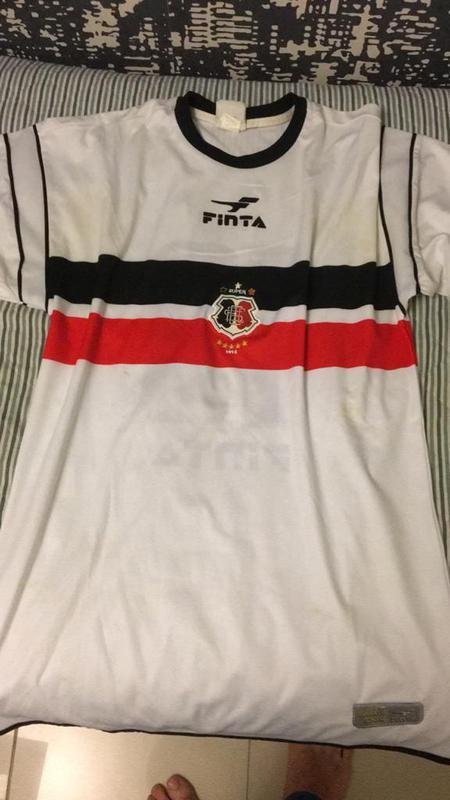 Camisa do Santa Cruz do ano de 2002 está entre as peças que o torcedor Sérgio Lêdo coleciona em seu acervo pessoal