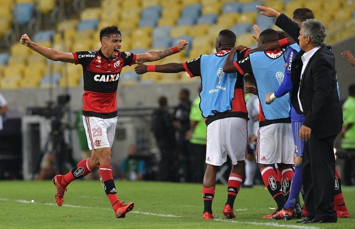 No primeiro tempo, Paquet abriu o placar para o Flamengo; Barco empatou para o Independiente, de pnalti