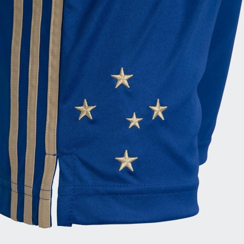 Modelo de short que integra a nova coleo do Cruzeiro