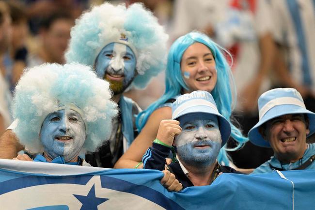Fotos das torcidas durante o jogo entre Holanda e Argentina, pelas quartas de final da Copa do Mundo do Catar