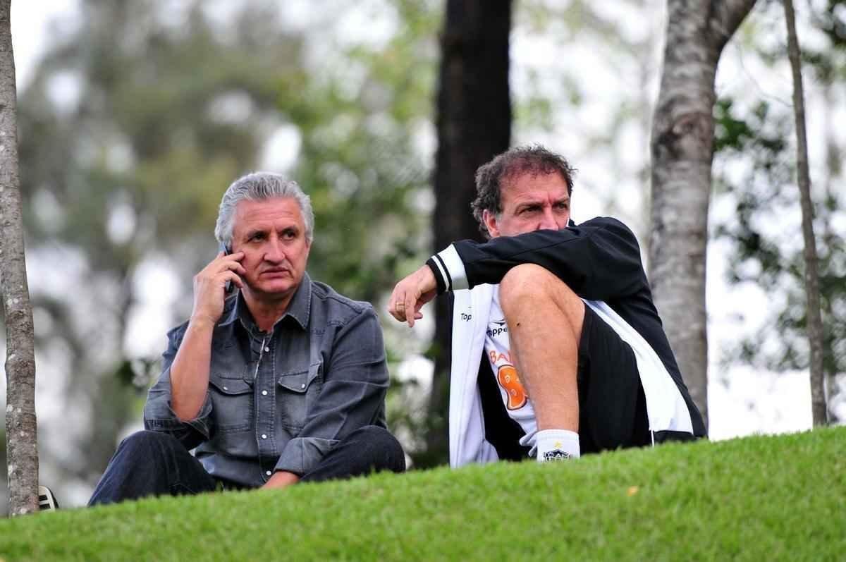 26/06/2012 - O diretor de futebol do Atltico, Eduardo Maluf, e o tcnico de futebol do Atltico-MG, Cuca, durante treino no Centro de Treinamento (Cidade do Galo), em Vespasiano.