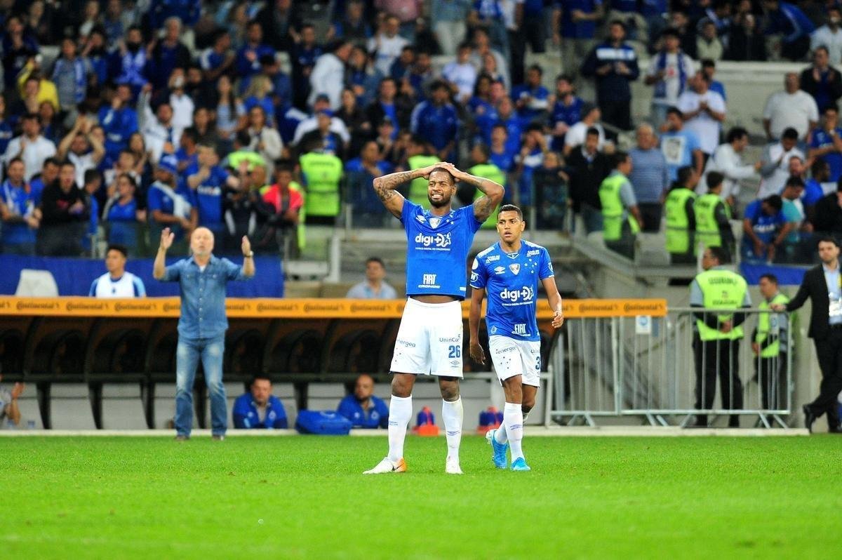 No segundo tempo, Fbio salvou Cruzeiro em dois lances, aos 25 e aos 26. Mas, aos 30, Edenlson marcou o gol do Internacional, em rebote de falta cobrada por Paolo Guerrero. 