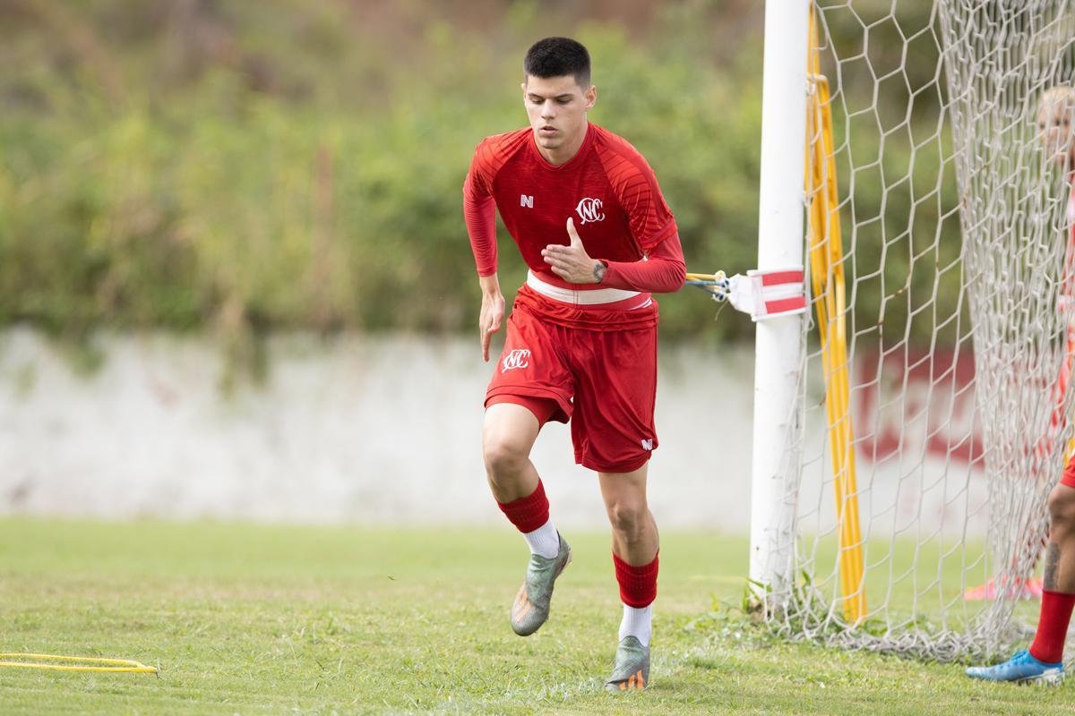 Jogadores do Náutico seguem trainando no CT Wilson Campos, sob a supervisão do técnico Gimar Dal Pozzo. Atletas e membros da comissão técnica são submetidos às medidas de saúde para evitar o contato e gerar possível foco de Covid-19.