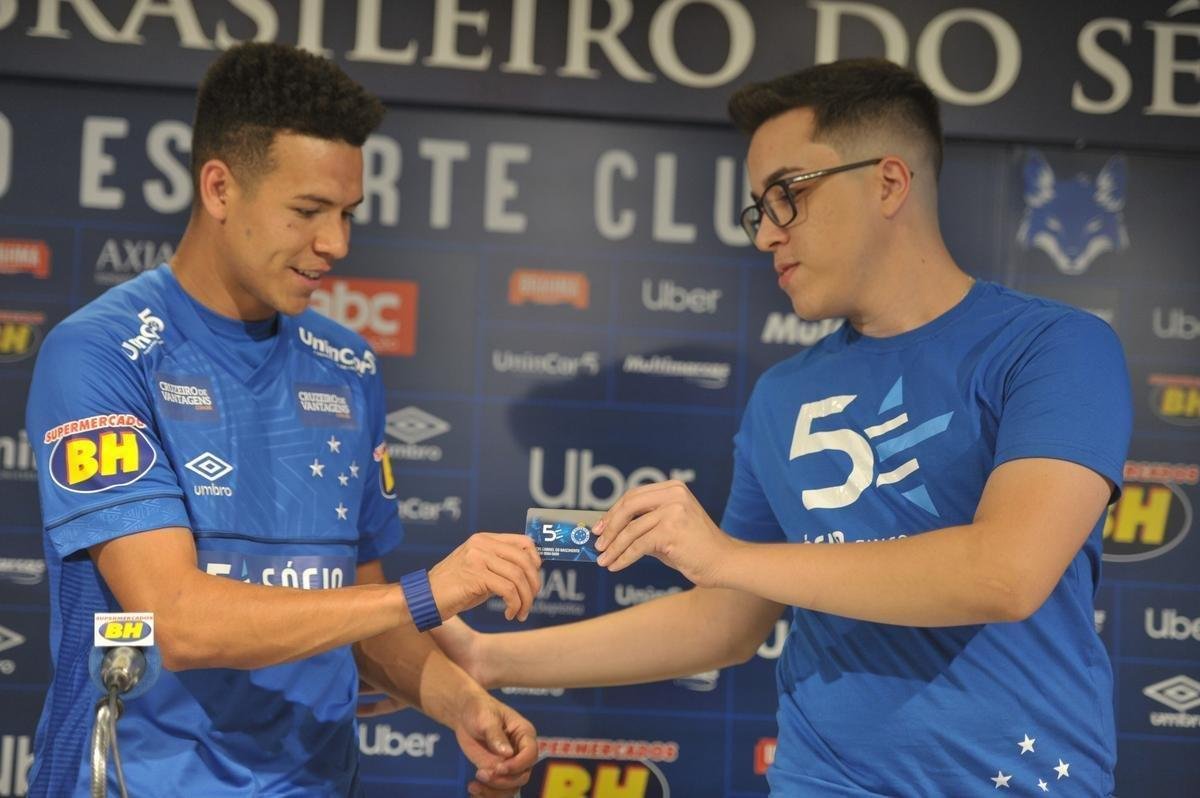 Fotos da apresentao de meia Marquinhos Gabriel no Cruzeiro (Alexandre Guzanshe/EM D.A Press)