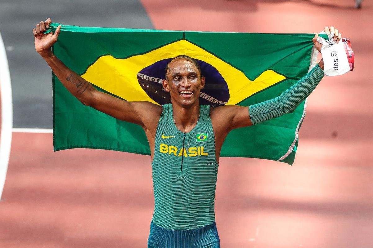 Alisson dos Santos conquistou bronze nos 400m com barreira em Tquio; veja a festa do Piu, o Malvado