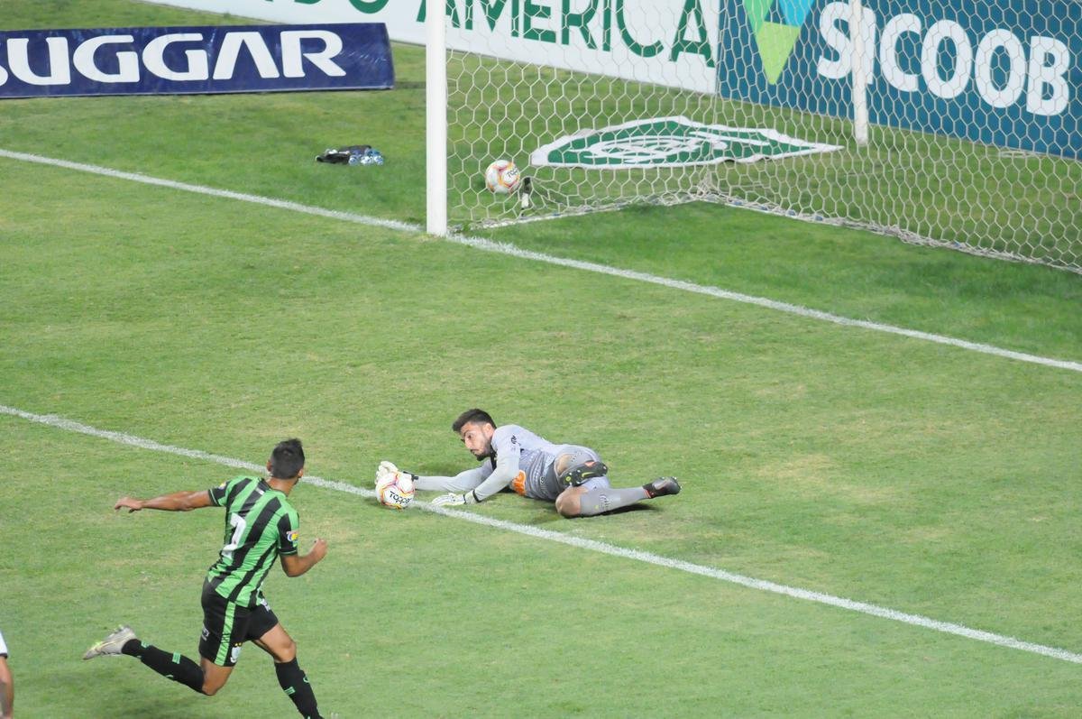 Marrony ampliou e fez 2 a 0 para o Atltico no segundo tempo