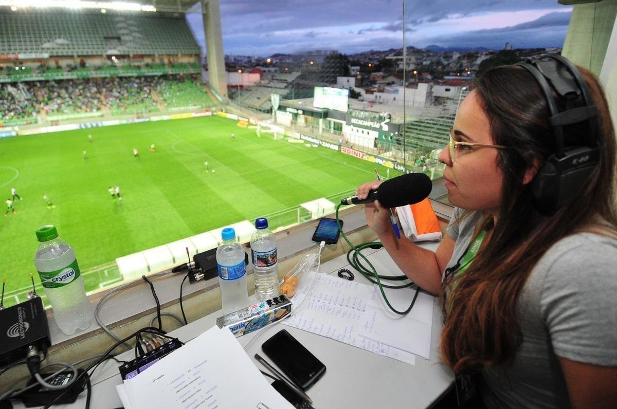 Rdio Inconfidncia inova e lana jornalista Isabelly Morais, de 20 anos, como narradora esportiva. Nesta tera, ele estreou transmitindo a partida entre Amrica e ABC-RN, no Independncia, pela Srie B do Brasileiro.